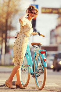 一辆自行车在大街上的女孩