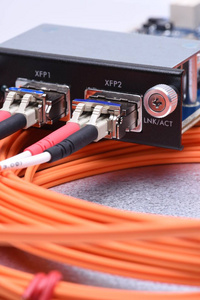 光纤电缆连接到千兆位接口转换器