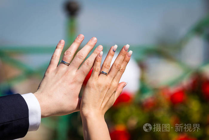 新婚夫妇的结婚戒指的双手照片-正版商用图片0cztdk-摄图新视界