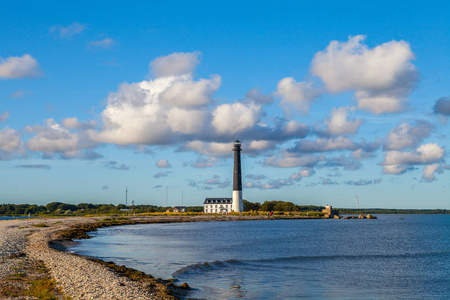 蓝色的天空，Saaremaa 岛，爱沙尼亚 Sorve 灯塔。细长半岛