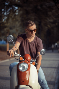 在摩托车上的年轻男子的画像