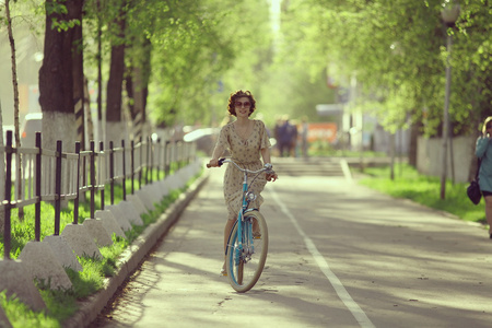 年轻的姑娘骑着复古自行车