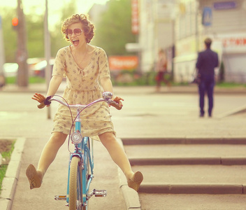 在春天的早晨在自行车上的女孩