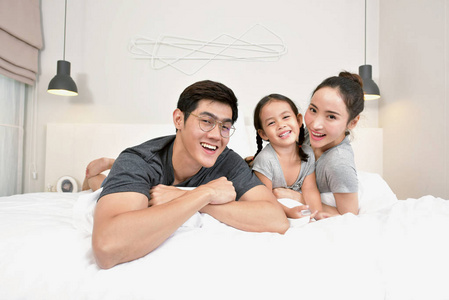 美丽年轻的亚洲父母和女儿的肖像照片