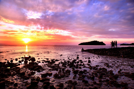 在泰国南部的利普岛剪影美丽的日落