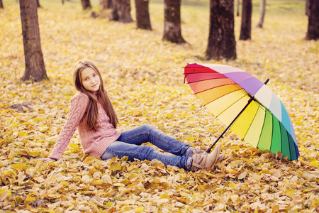 快乐的女孩，与室外的伞