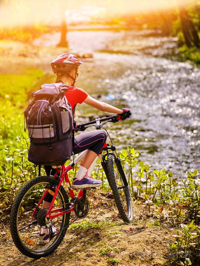 女人旅行自行车夏季公园.清晨的阳光