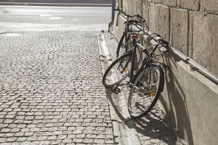 自行车上鹅卵石街道，斯德哥尔摩，瑞典