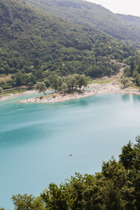 蓝色的湖山景观