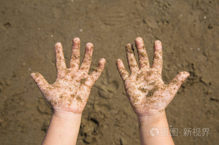 脏孩子手的特写视图