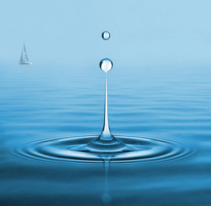 在蓝色的大海的水滴照片