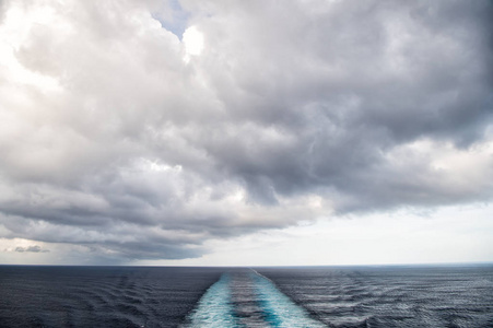 船上多云的天空与水的痕迹
