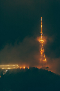 广播电视塔的夜景图片