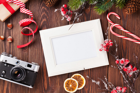 空白的圣诞礼物和照相机的图片图片