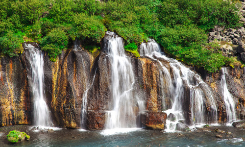 冰岛Hraunfossar瀑布在美丽的阳光明媚的夏日