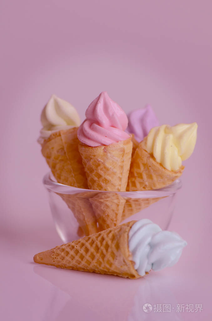 柔软的粉红色基调迷你蛋卷冰淇淋