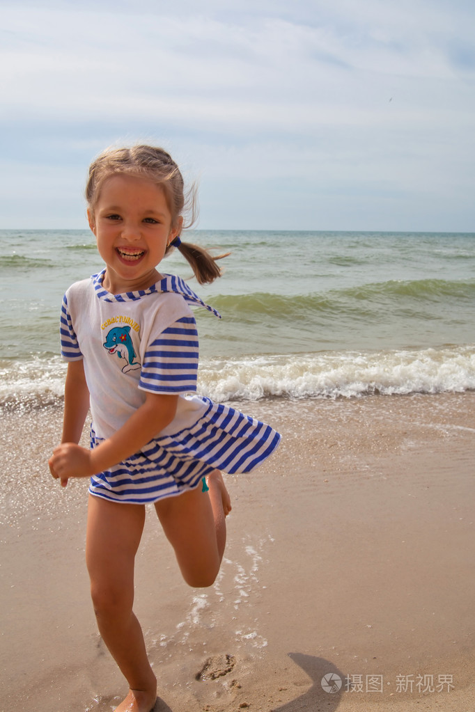 在海滩上的小女孩