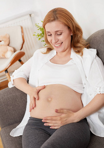 快乐怀孕的女人图片