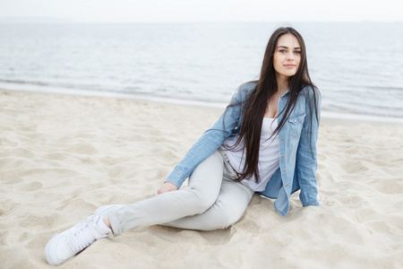 波罗的海海滩上的年轻女孩