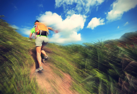奔跑登山在山上奔跑的妇女背包客照片