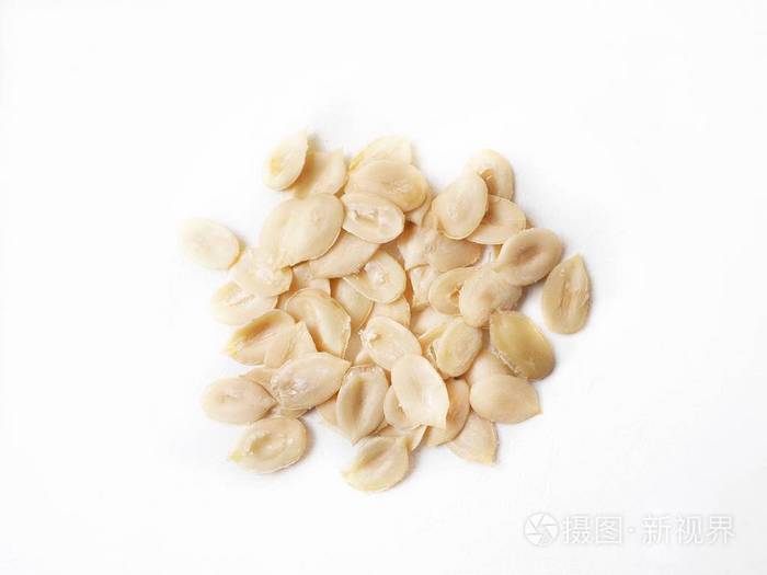 堆在白色背景上孤立的西瓜种子