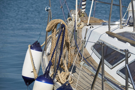 意大利的西西里岛，地中海，玛丽娜迪拉古挡泥板和关于在港口的一艘帆船航海绳索