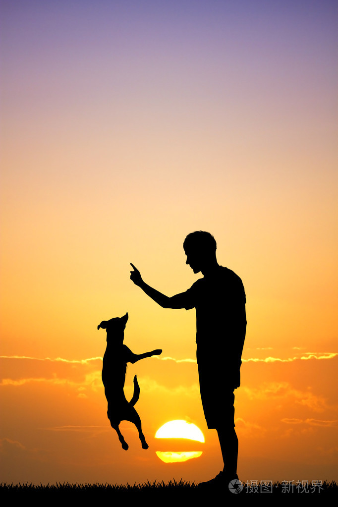 人和狗在日落时