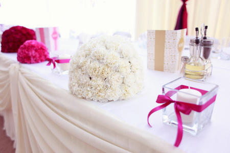 美丽的花束，婚礼桌上