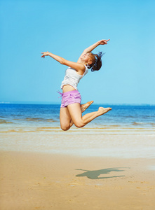 在海滩上跳跃的女人