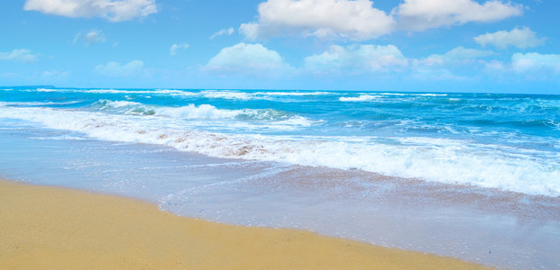 蓝色的大海和金色海岸在撒丁岛