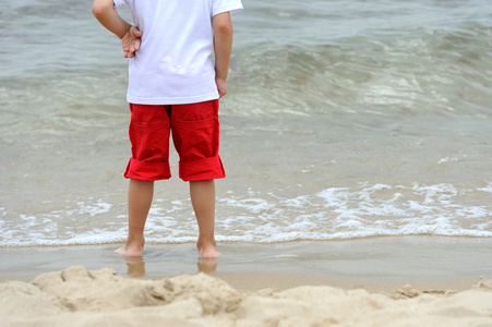 小男孩在热带海滩