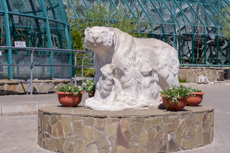 雕塑北极熊图片