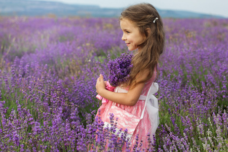 薰衣草地里的小女孩.孩子们的幻想.