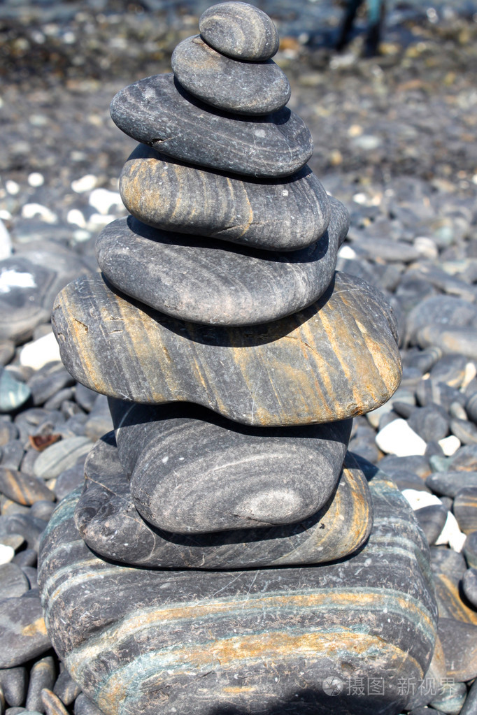 海滩上堆砌的石头金字塔