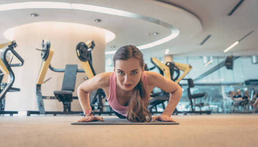 女人做俯卧撑在健身房更好健身图片