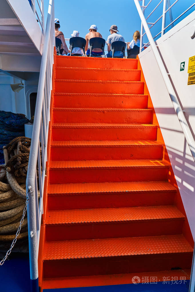 在船上的橙色梯子
