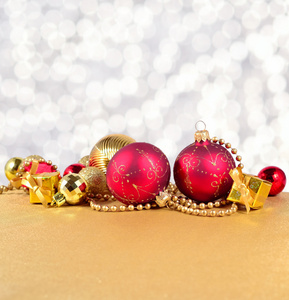 金色和红色圣诞装饰品