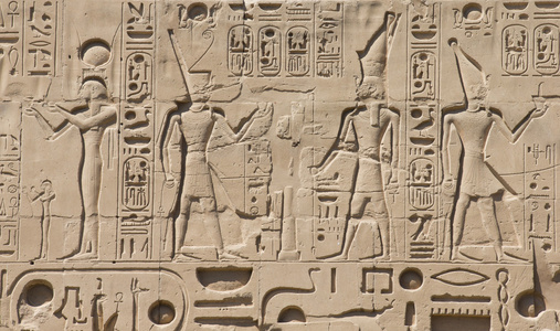 埃及的象形文字刻在石头上