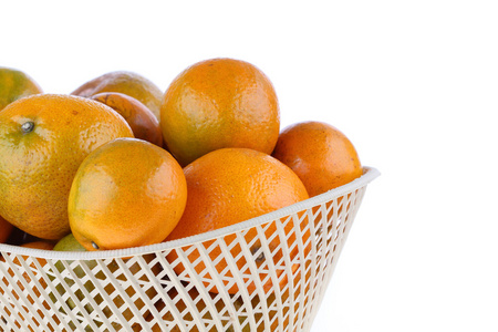 橙色水果在篮子里，在白色背景上孤立