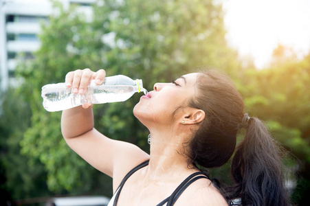 户外运动后运动亚洲女人饮用水