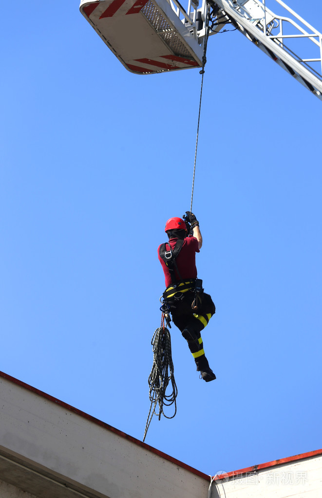 火警时消防队员用绳子往下拉