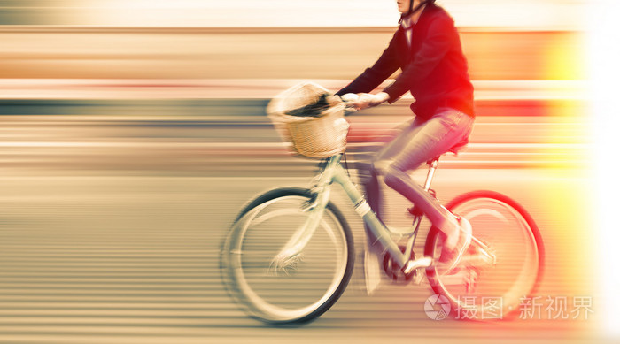 在城市道路上骑自行车的人的抽象形象