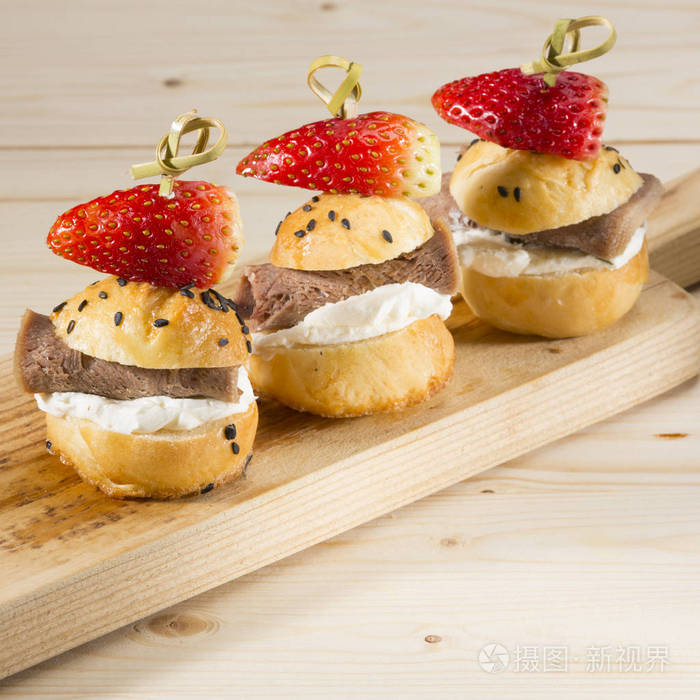 迷你汉堡的舌头和草莓