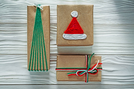 手工包装的圣诞礼品盒上木板假期 c