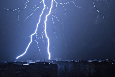 被闪电击中图片