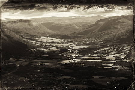 老式挪威山山谷明信片背景