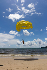芭东海滩上滑翔伞
