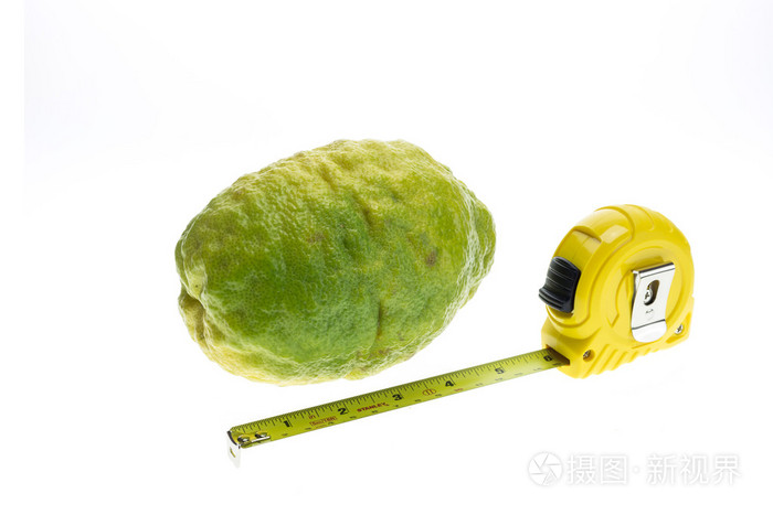 绿色柠檬用卷尺