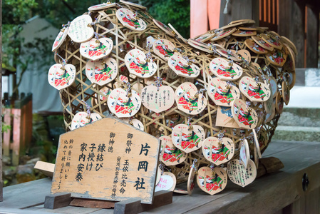 京都，日本2015 年 1 月 12 日 木制祈祷片在上贺茂神社。著名的神社 教科文组织世界遗产站点 在古都城京都，日本