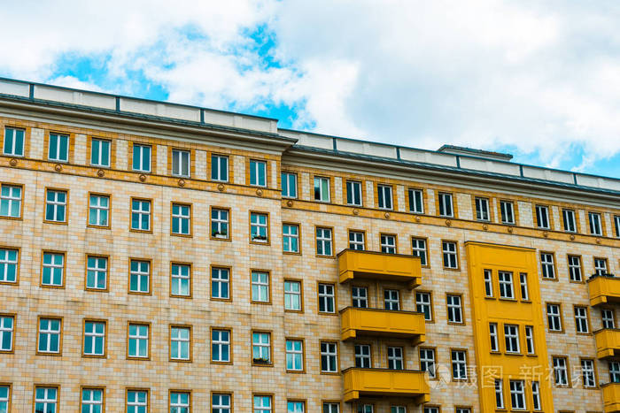 在柏林与橙色大理石墙面的大公寓楼